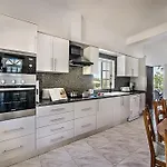 Villa Cabrita, Superb Location, Large Villa, Walk To Restaurants, Supermarkets
