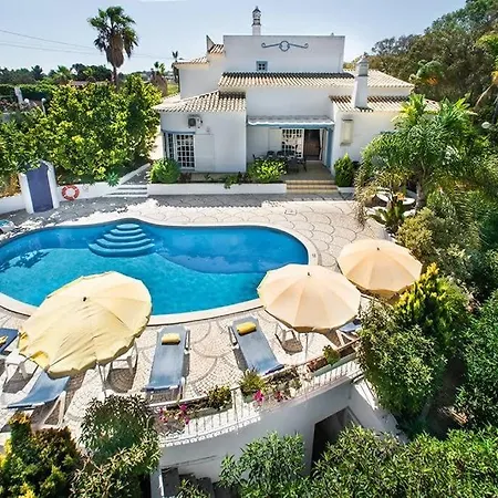 Villa Cabrita, Superb Location, Large Villa, Walk To Restaurants, Supermarkets