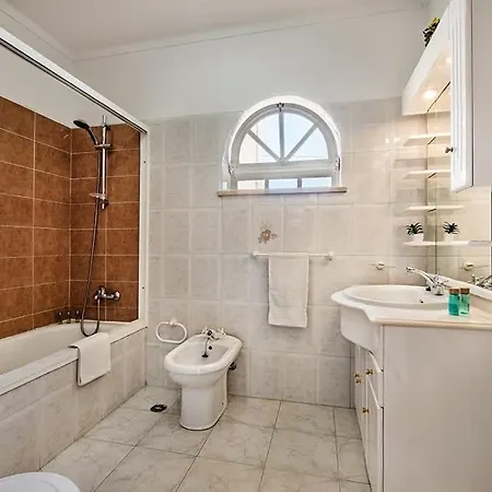 Cabrita, Superb Location, Large Villa, Walk To Restaurants, Supermarkets Villa