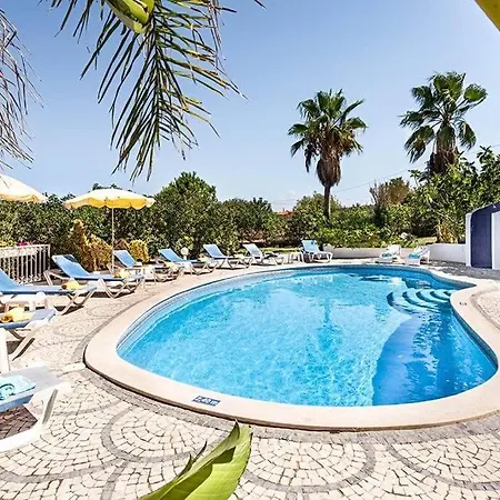 Villa Cabrita, Superb Location, Large Villa, Walk To Restaurants, Supermarkets *