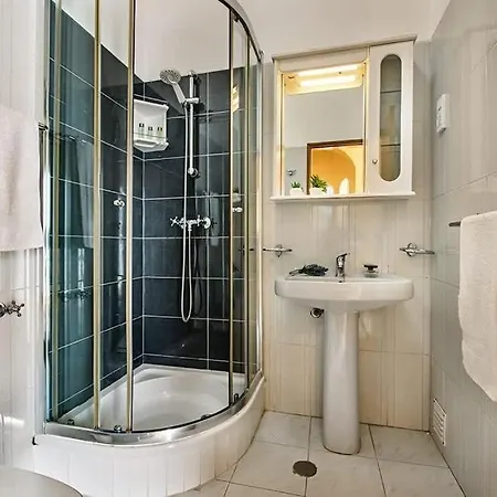 Villa Cabrita, Superb Location, Large Villa, Walk To Restaurants, Supermarkets *