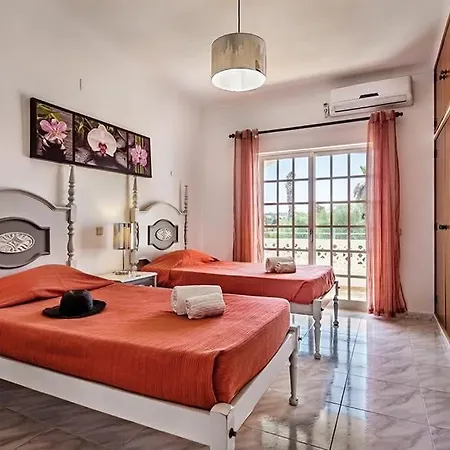 Villa Cabrita, Superb Location, Large Villa, Walk To Restaurants, Supermarkets Guia (Faro)