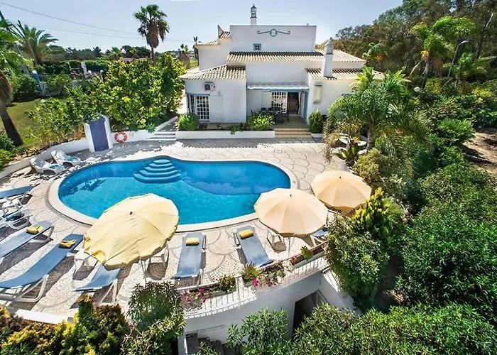 Villa Cabrita, Superb Location, Large Villa, Walk To Restaurants, Supermarkets