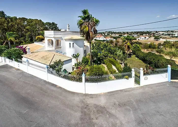 Villa Cabrita, Superb Location, Large Villa, Walk To Restaurants, Supermarkets *