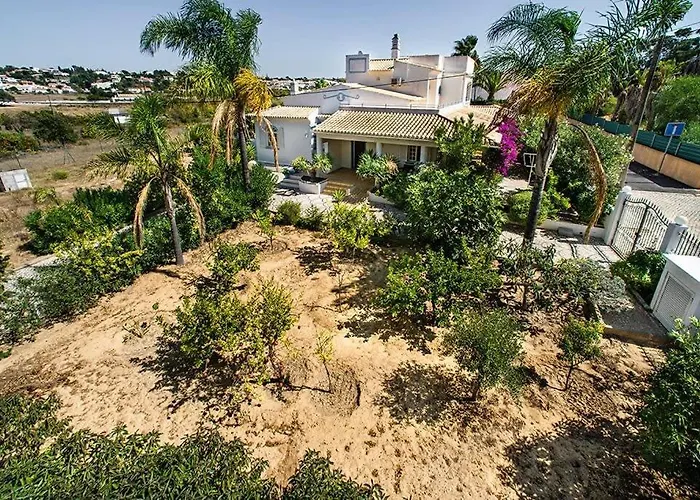 Cabrita, Superb Location, Large Villa, Walk To Restaurants, Supermarkets *