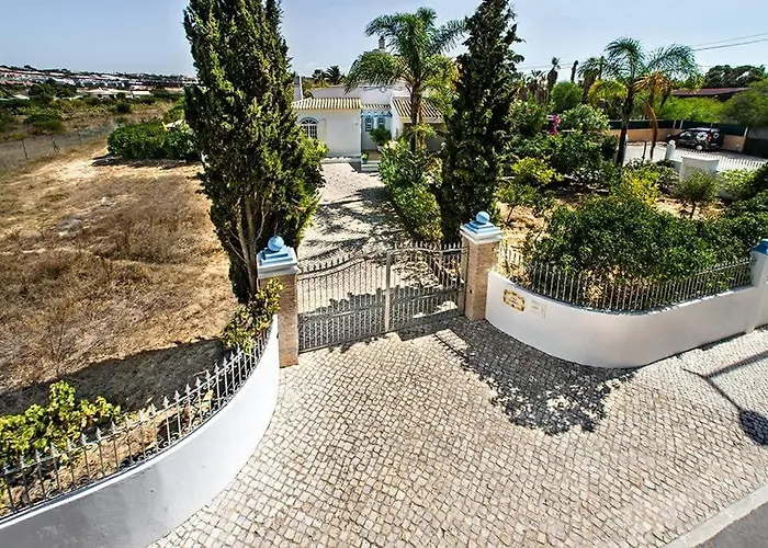 Cabrita, Superb Location, Large Villa, Walk To Restaurants, Supermarkets * Guia (Faro)