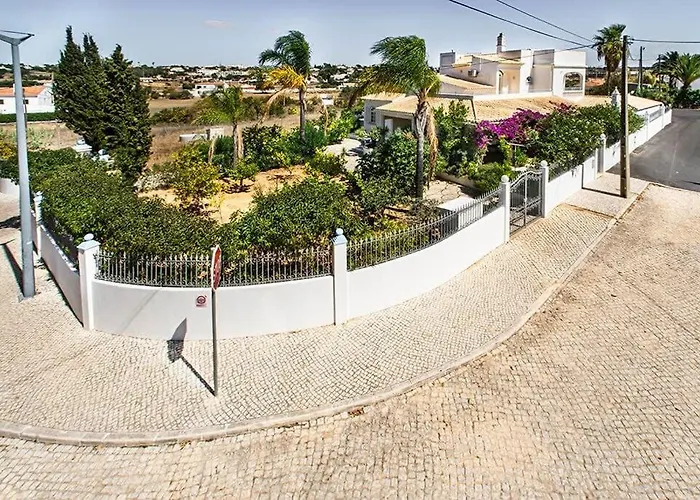 Cabrita, Superb Location, Large Villa, Walk To Restaurants, Supermarkets Villa