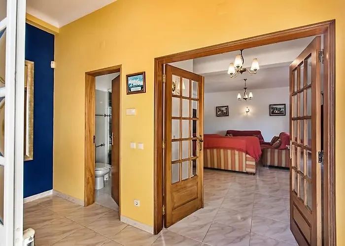 Cabrita, Superb Location, Large Villa, Walk To Restaurants, Supermarkets Villa