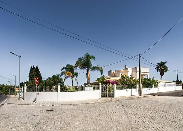 Cabrita, Superb Location, Large Villa, Walk To Restaurants, Supermarkets Villa Guia (Faro)