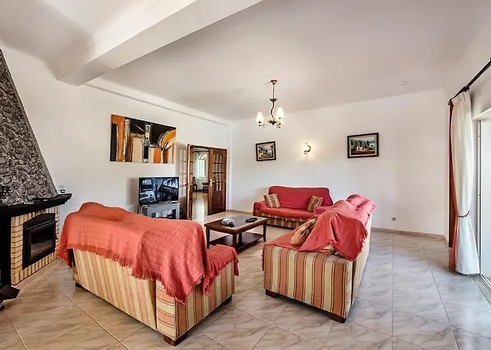 Villa Cabrita, Superb Location, Large Villa, Walk To Restaurants, Supermarkets