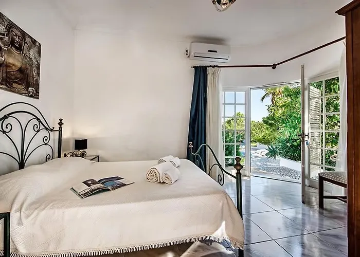 Villa Cabrita, Superb Location, Large Villa, Walk To Restaurants, Supermarkets *