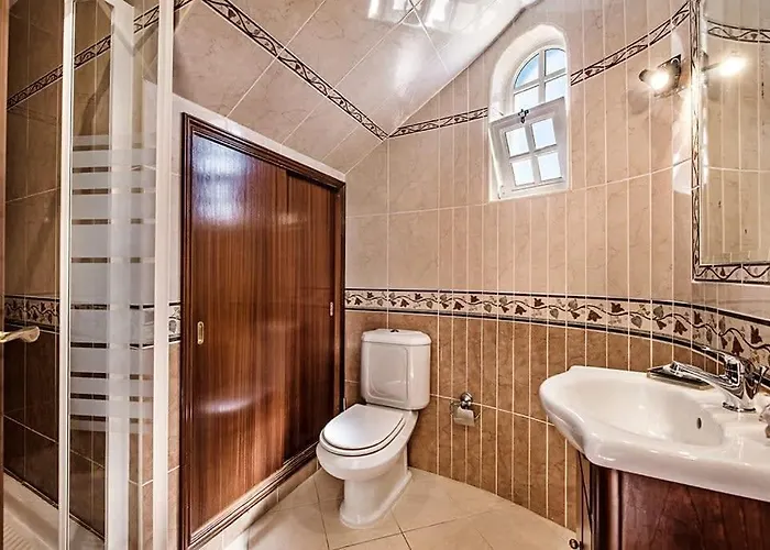 Cabrita, Superb Location, Large Villa, Walk To Restaurants, Supermarkets Villa