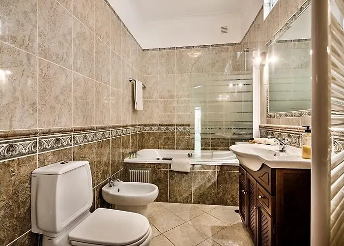 Villa Cabrita, Superb Location, Large Villa, Walk To Restaurants, Supermarkets *