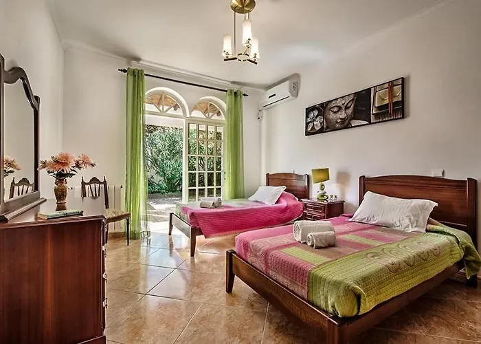 Cabrita, Superb Location, Large Villa, Walk To Restaurants, Supermarkets Villa *