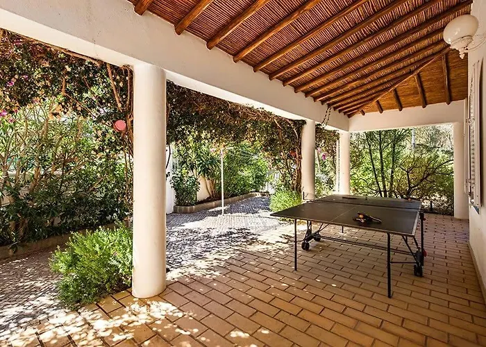 Cabrita, Superb Location, Large Villa, Walk To Restaurants, Supermarkets * Guia (Faro)