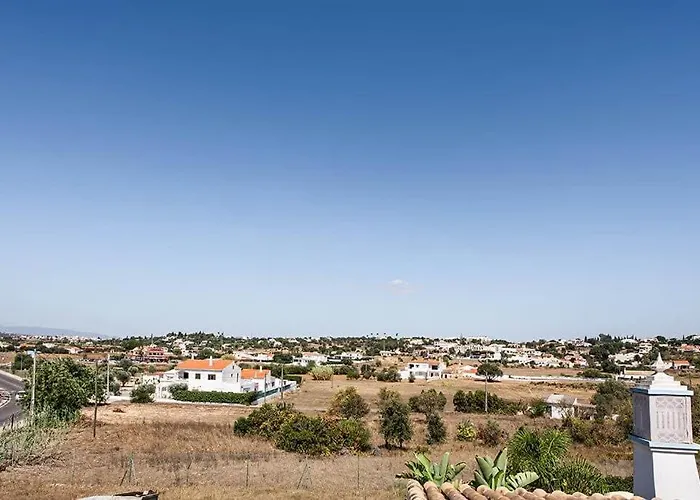 Villa Cabrita, Superb Location, Large Villa, Walk To Restaurants, Supermarkets