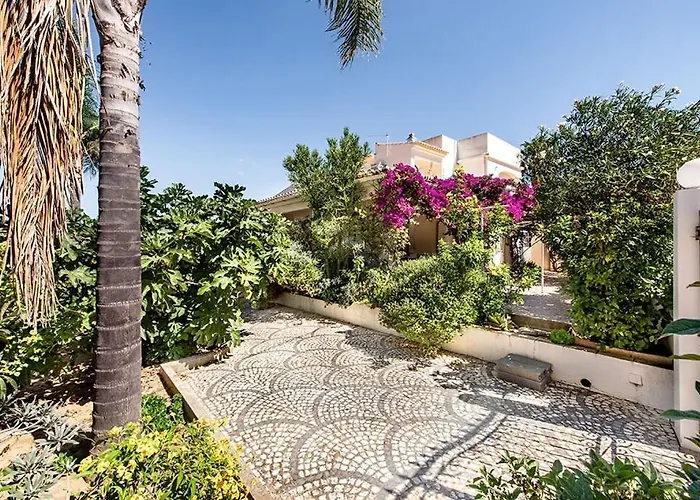 Cabrita, Superb Location, Large Villa, Walk To Restaurants, Supermarkets Villa Guia (Faro)