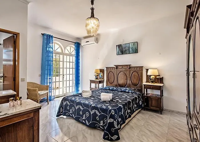 Cabrita, Superb Location, Large Villa, Walk To Restaurants, Supermarkets Guia (Faro)