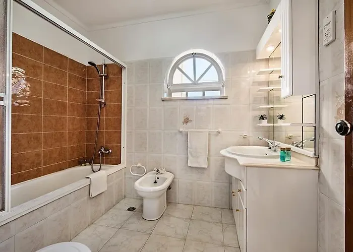 Cabrita, Superb Location, Large Villa, Walk To Restaurants, Supermarkets Villa