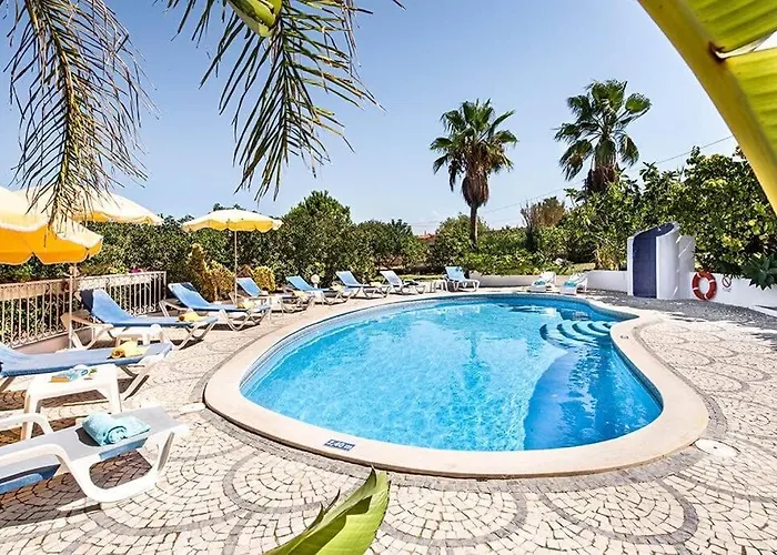 Villa Cabrita, Superb Location, Large Villa, Walk To Restaurants, Supermarkets *