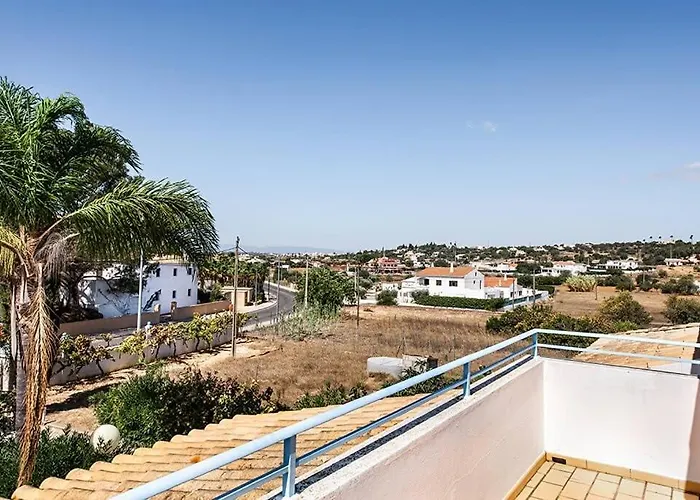 Cabrita, Superb Location, Large Villa, Walk To Restaurants, Supermarkets *