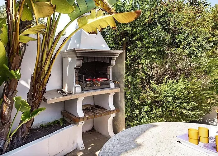 Cabrita, Superb Location, Large Villa, Walk To Restaurants, Supermarkets *