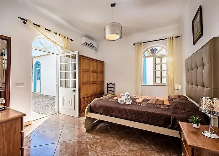 Cabrita, Superb Location, Large Villa, Walk To Restaurants, Supermarkets