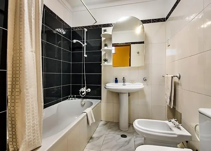 Cabrita, Superb Location, Large Villa, Walk To Restaurants, Supermarkets Villa