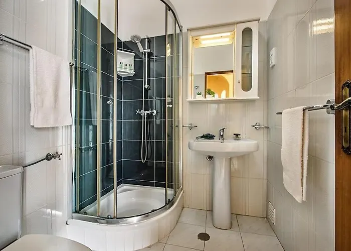 Villa Cabrita, Superb Location, Large Villa, Walk To Restaurants, Supermarkets *