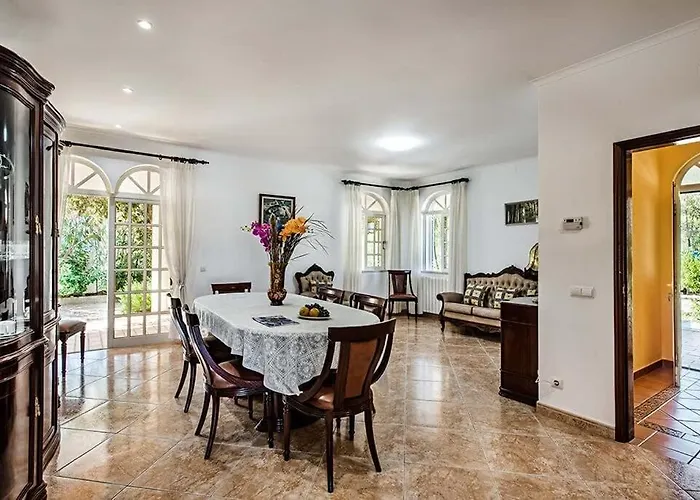 Cabrita, Superb Location, Large Villa, Walk To Restaurants, Supermarkets