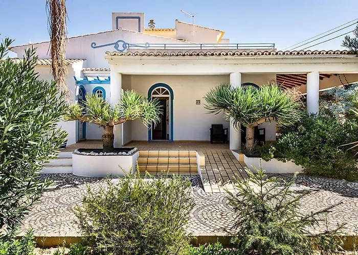 Cabrita, Superb Location, Large Villa, Walk To Restaurants, Supermarkets Villa *
