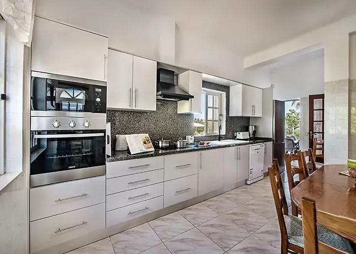 Villa Cabrita, Superb Location, Large Villa, Walk To Restaurants, Supermarkets