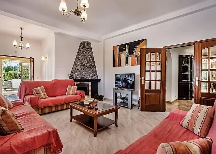 Cabrita, Superb Location, Large Villa, Walk To Restaurants, Supermarkets Villa