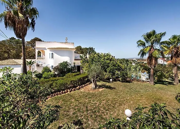 Villa Cabrita, Superb Location, Large Villa, Walk To Restaurants, Supermarkets *