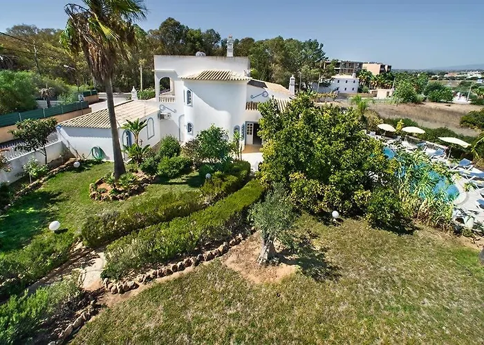 Cabrita, Superb Location, Large Villa, Walk To Restaurants, Supermarkets