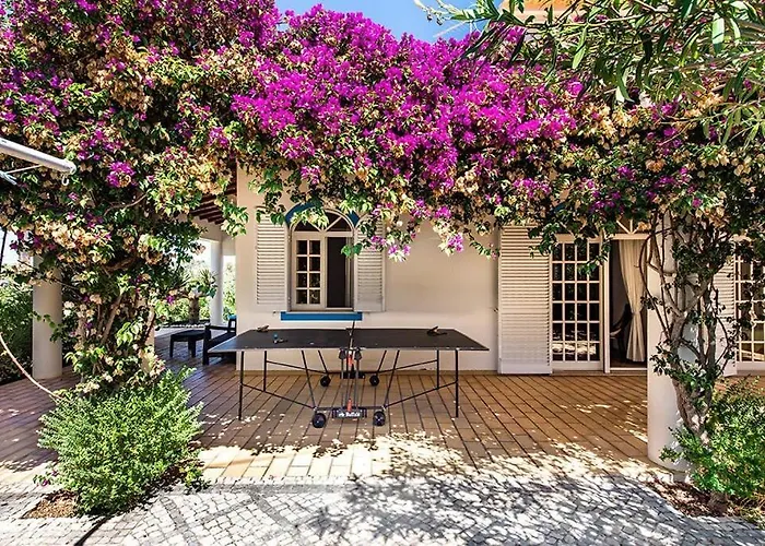 Villa Cabrita, Superb Location, Large Villa, Walk To Restaurants, Supermarkets *