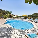 Cabrita, Superb Location, Large Villa, Walk To Restaurants, Supermarkets *