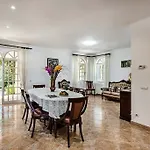Cabrita, Superb Location, Large Villa, Walk To Restaurants, Supermarkets