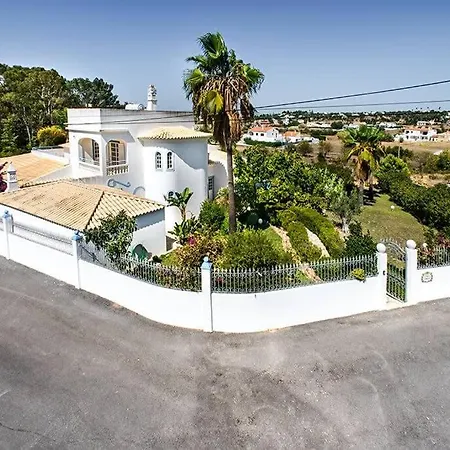 Villa Cabrita, Superb Location, Large Villa, Walk To Restaurants, Supermarkets *