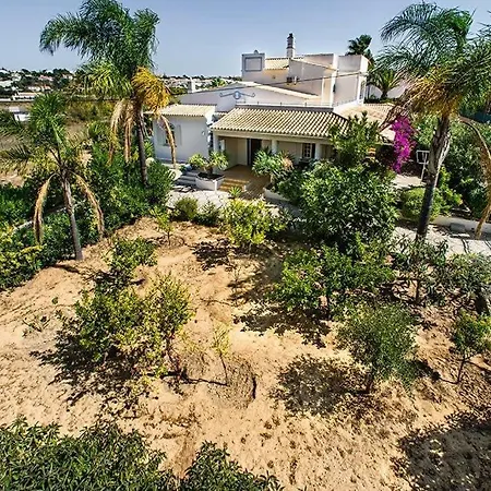 Cabrita, Superb Location, Large Villa, Walk To Restaurants, Supermarkets *