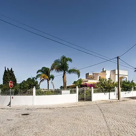 Cabrita, Superb Location, Large Villa, Walk To Restaurants, Supermarkets Holiday home Guia (Faro)