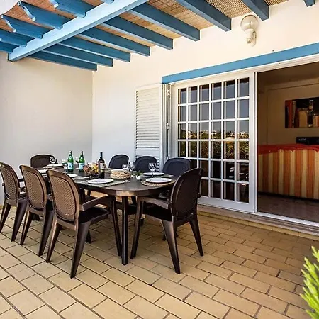 Cabrita, Superb Location, Large Villa, Walk To Restaurants, Supermarkets Holiday home Guia (Faro)