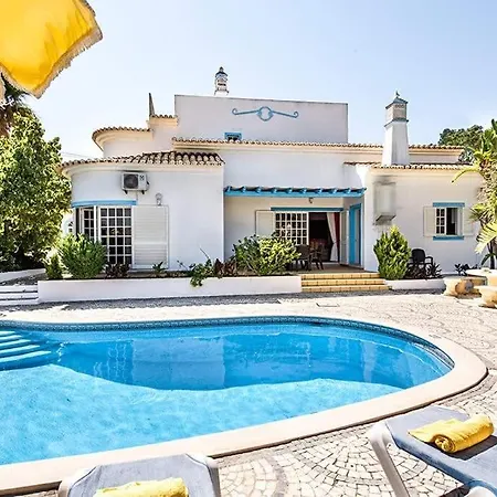 Cabrita, Superb Location, Large Villa, Walk To Restaurants, Supermarkets *