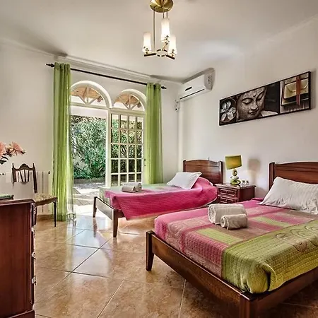 Cabrita, Superb Location, Large Villa, Walk To Restaurants, Supermarkets Holiday home *