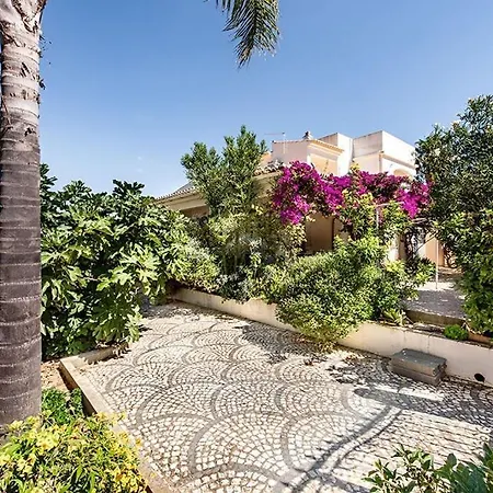 Cabrita, Superb Location, Large Villa, Walk To Restaurants, Supermarkets Holiday home Guia (Faro)