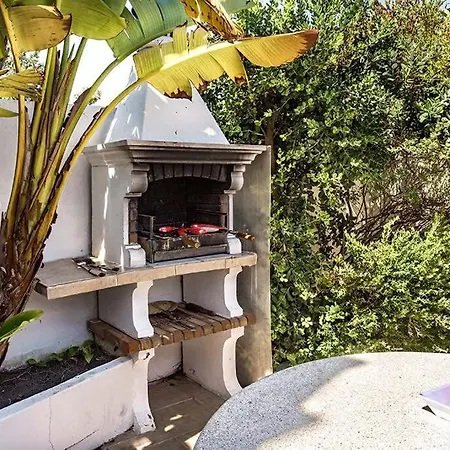 Cabrita, Superb Location, Large Villa, Walk To Restaurants, Supermarkets *