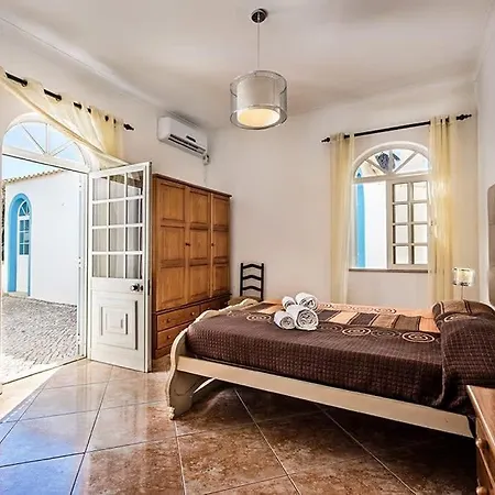 Cabrita, Superb Location, Large Villa, Walk To Restaurants, Supermarkets