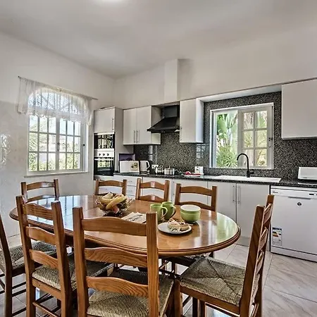 Cabrita, Superb Location, Large Villa, Walk To Restaurants, Supermarkets * جويا