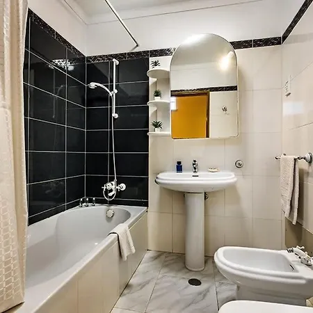 Cabrita, Superb Location, Large Villa, Walk To Restaurants, Supermarkets Dom wakacyjny