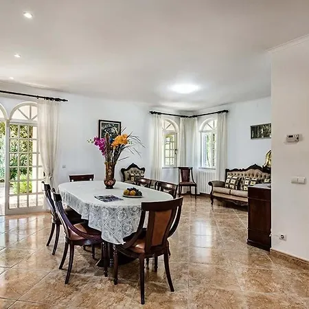 Cabrita, Superb Location, Large Villa, Walk To Restaurants, Supermarkets
